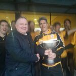 Remise de la coupe au capitaine Antoine Duros par le président du Leinster GAA